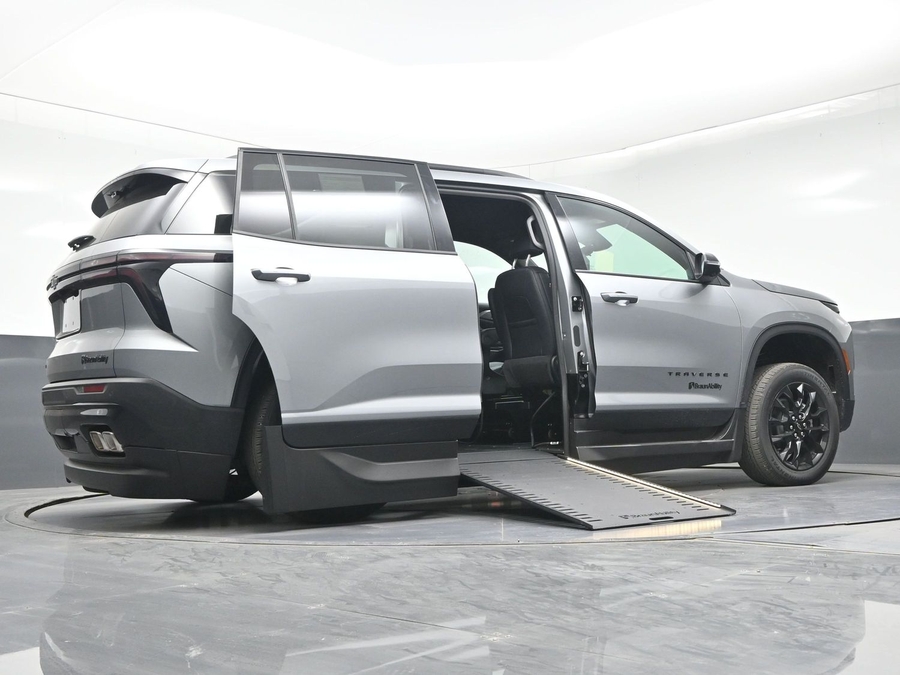 New 2026 Chevrolet Traverse 1LT Midnight - BraunAbility Side Entry Entry In Floor Automatic Ramp