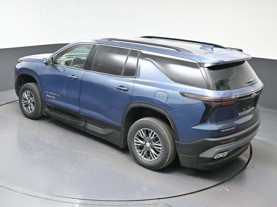 Blue Chevrolet Traverse image number 21
