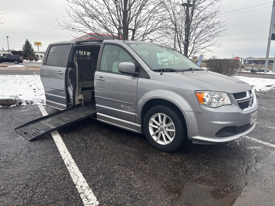 Used 2016 Dodge Grand Caravan SXT - BraunAbility Side Entry Entry Fold Out Automatic Ramp
