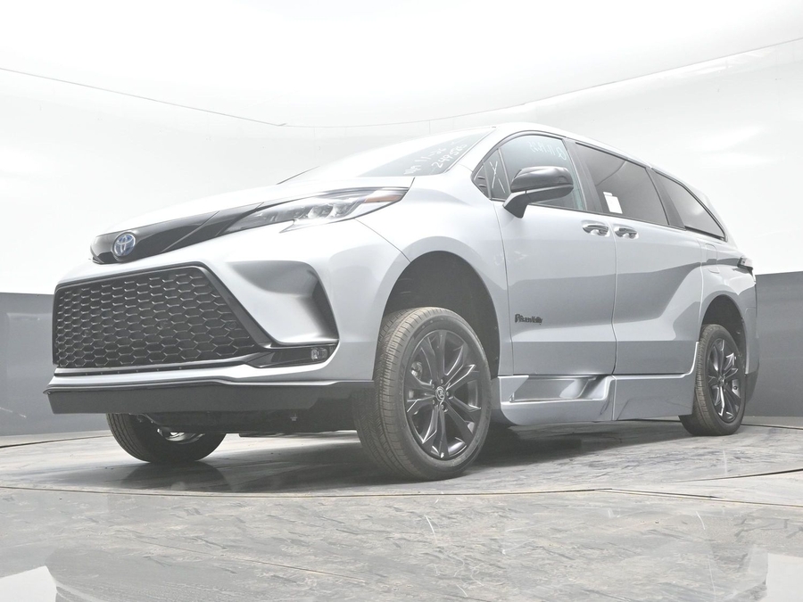 New 2025 Toyota Sienna Hybrid XSE Sport - BraunAbility Side Entry Entry Fold Out Automatic Ramp