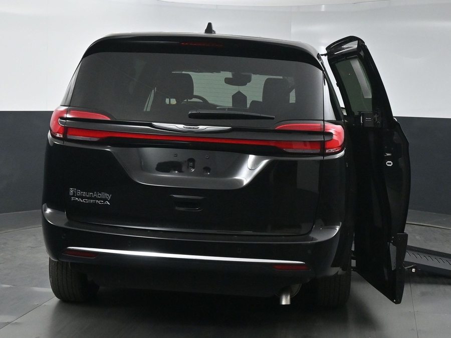 Black Chrysler Pacifica image number 5