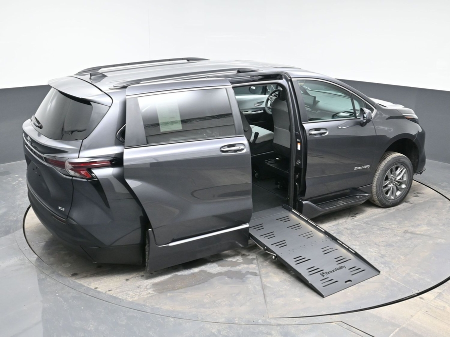 Grey Toyota Sienna image number 25