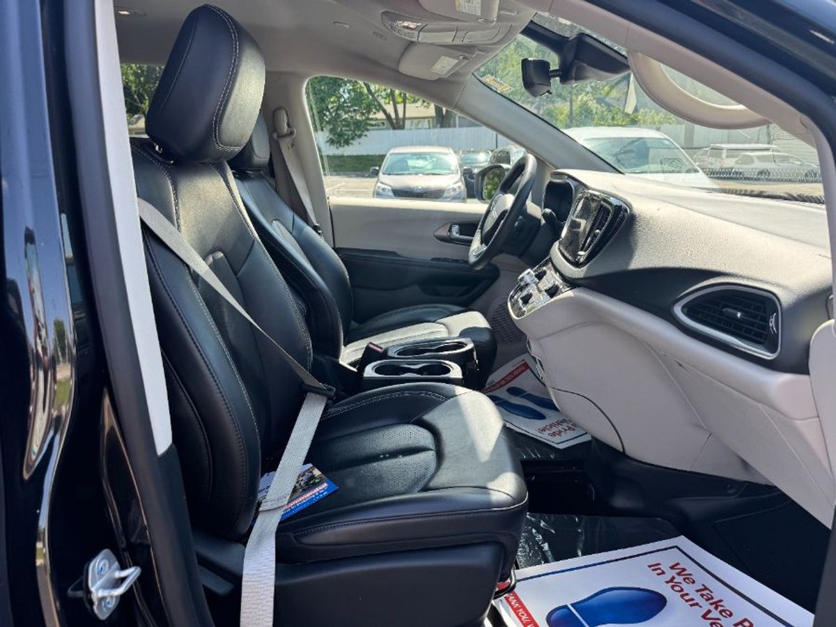 2023 CHRYSLER PACIFICA - Image 11