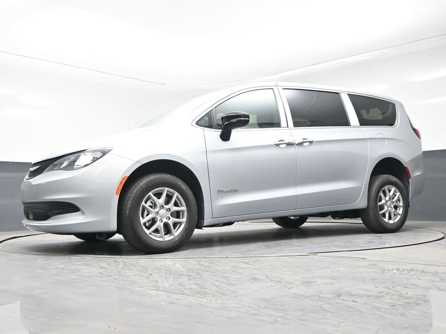 Silver Chrysler Voyager image number 18