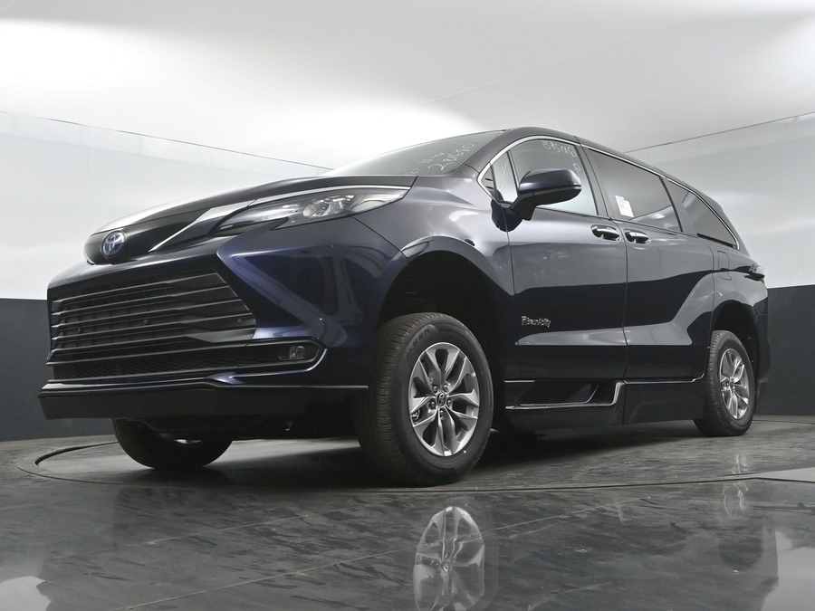 New 2025 Toyota Sienna Hybrid XLE Base - BraunAbility Side Entry Entry Fold Out Automatic Ramp