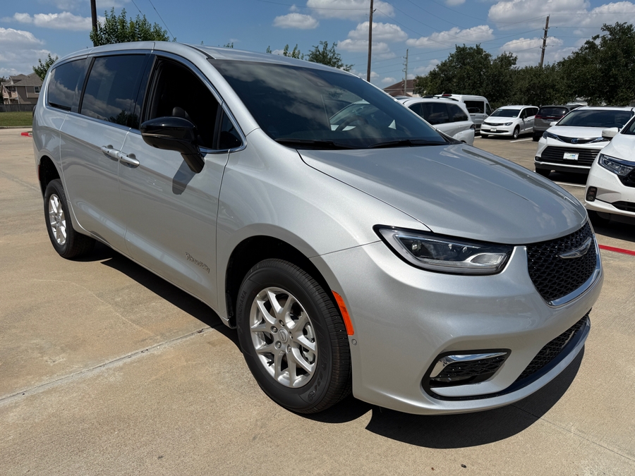 2026 Chrysler Pacifica Select's photo