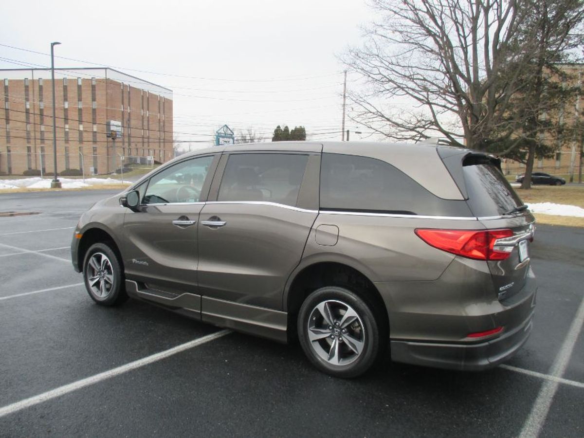 Grey Honda Odyssey image number 3