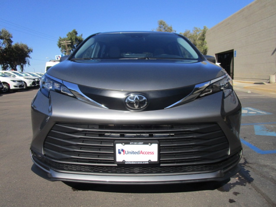 New 2026 Toyota Sienna Hybrid LE - Vantage Mobility Commercial Rear Entry Entry Fold Out Manual Ramp