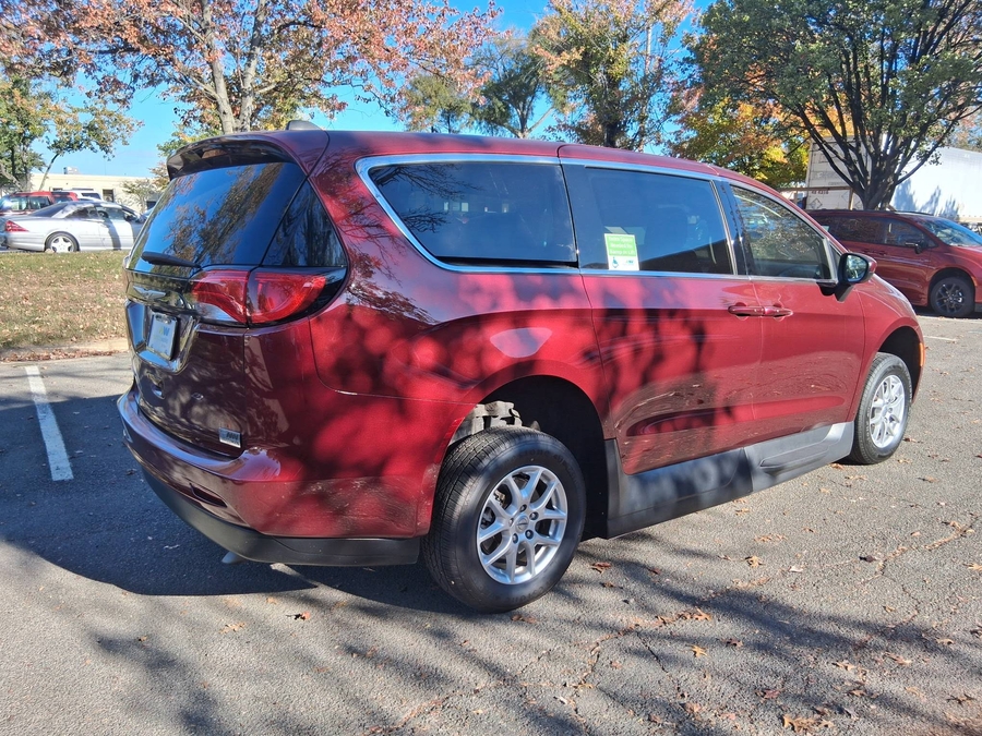  Chrysler Voyager image number 6