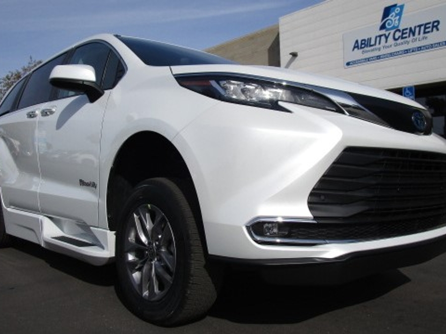 2022 Toyota Sienna XLE's photo