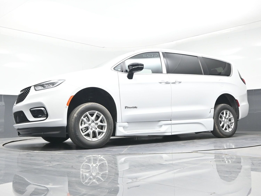 White Chrysler Pacifica image number 15