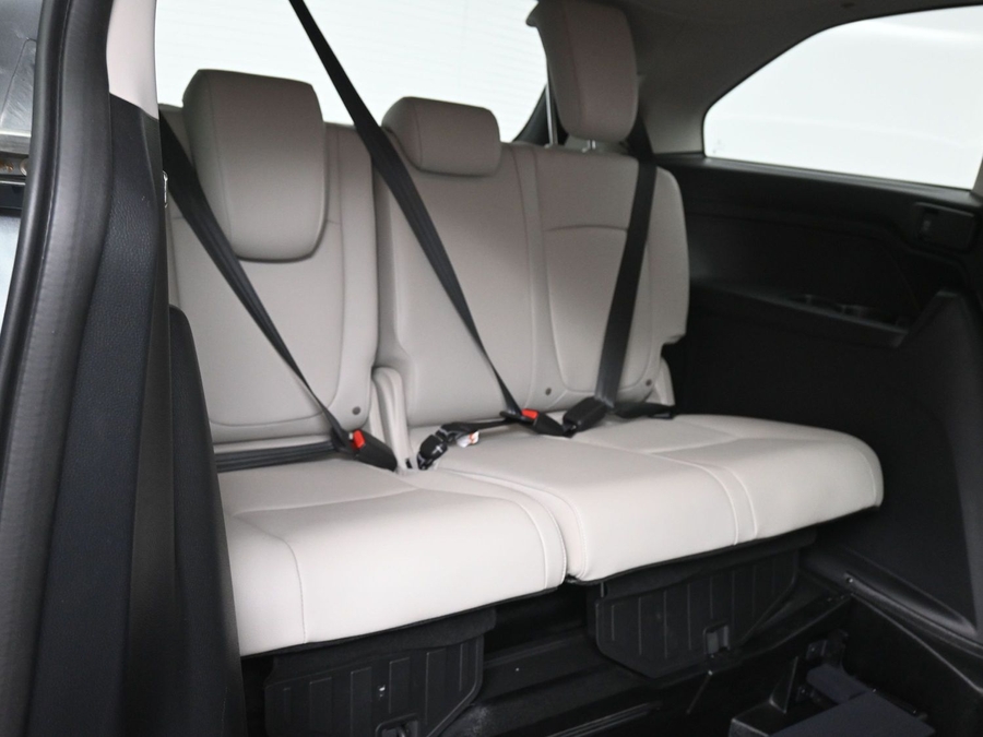 Silver Honda Odyssey image number 9
