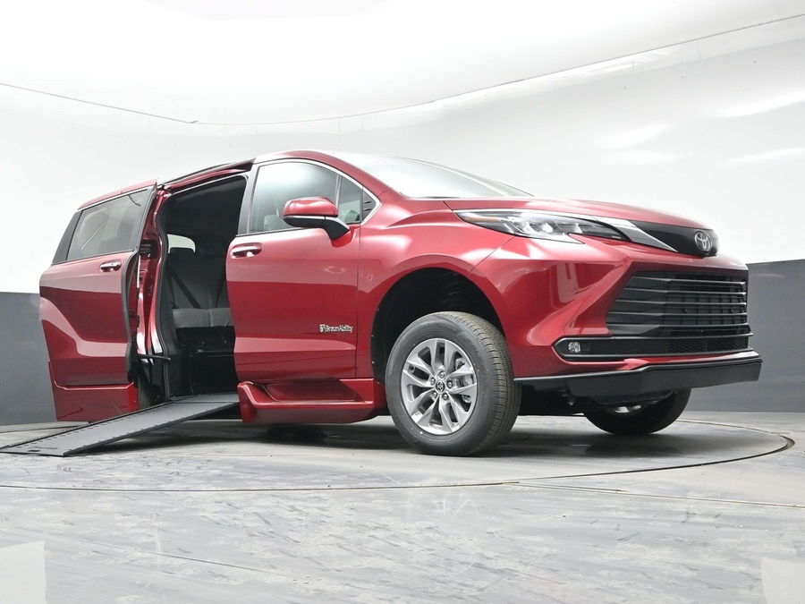 Red Toyota Sienna image number 15