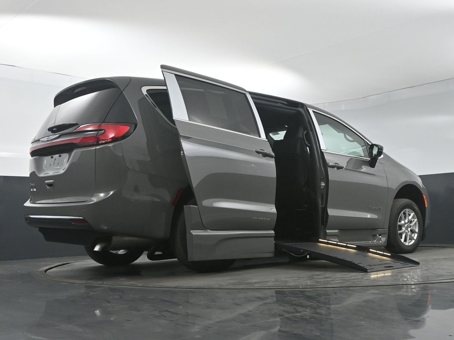 New 2025 Chrysler Pacifica Select Safety - BraunAbility Side Entry Entry Fold Out Automatic Ramp