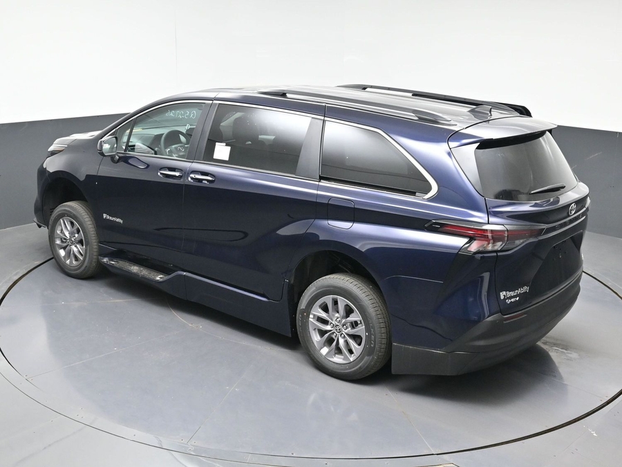 New 2026 Toyota Sienna Hybrid XLE Base - BraunAbility Side Entry Fold Out Automatic Ramp