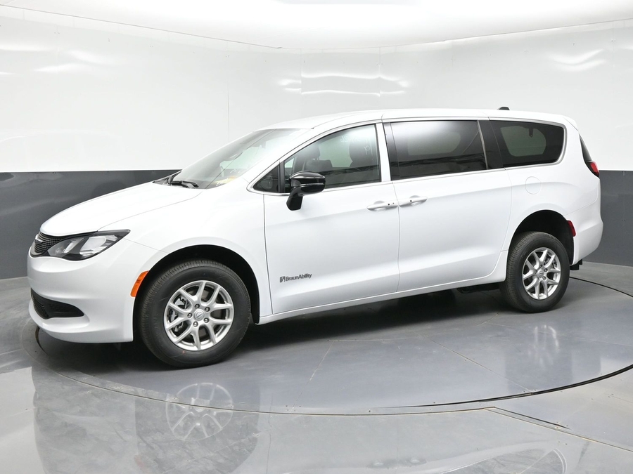 White Chrysler Voyager image number 12
