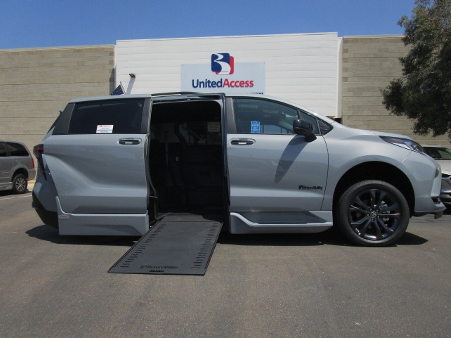 New 2026 Toyota Sienna Hybrid XSE Sport - BraunAbility Side Entry Entry Fold Out Automatic Ramp