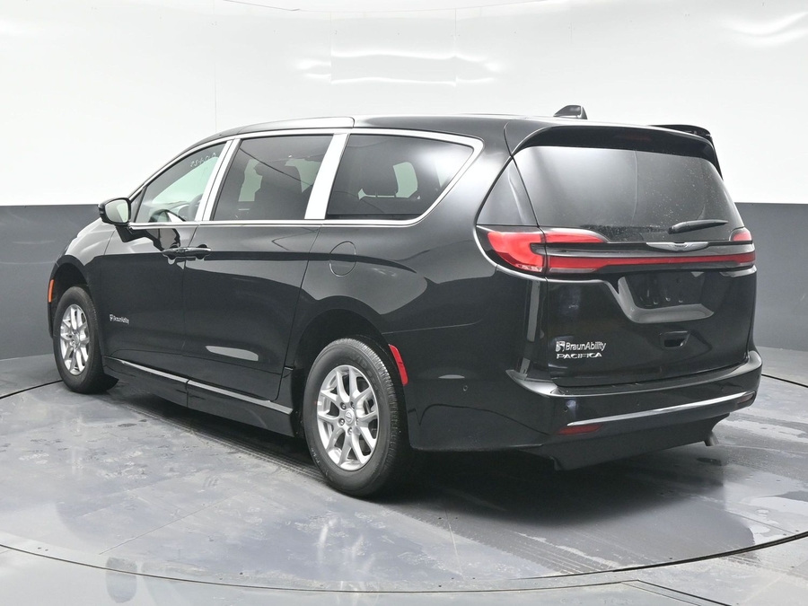 Black Chrysler Pacifica image number 4