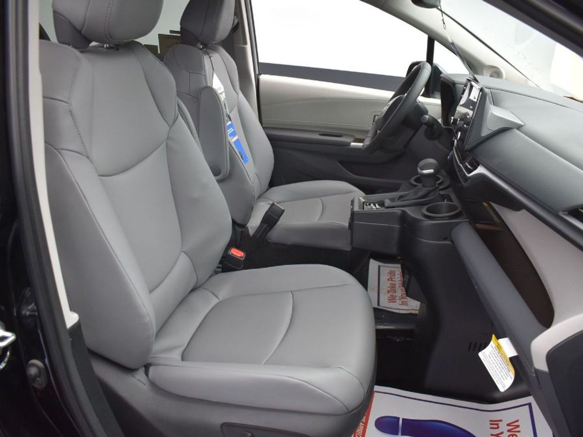 Black Toyota Sienna image number 1