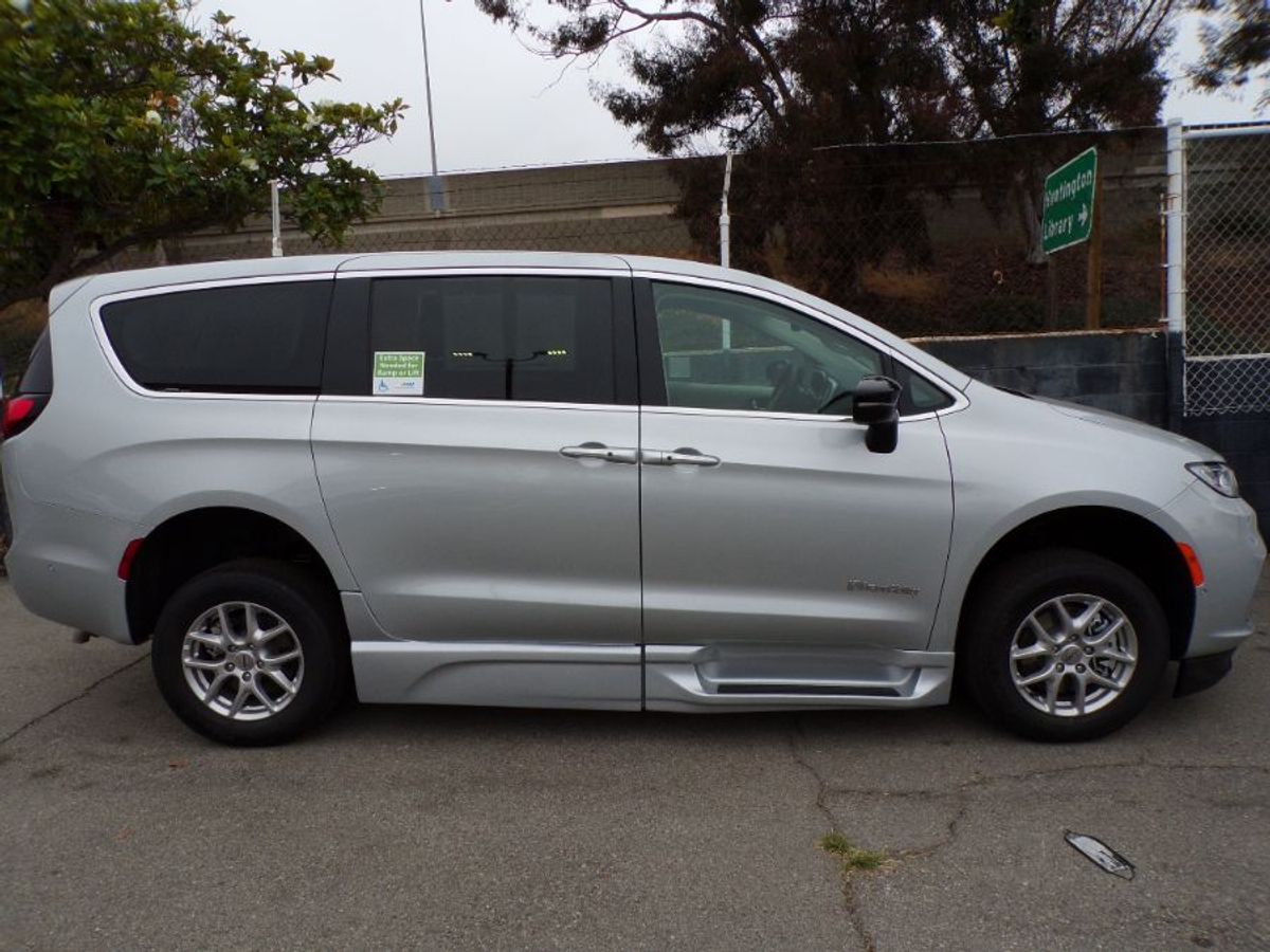 Silver Chrysler Pacifica image number 2