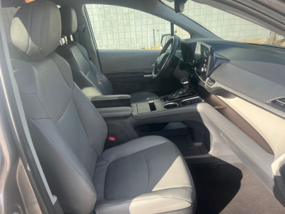 Grey Toyota Sienna image number 7