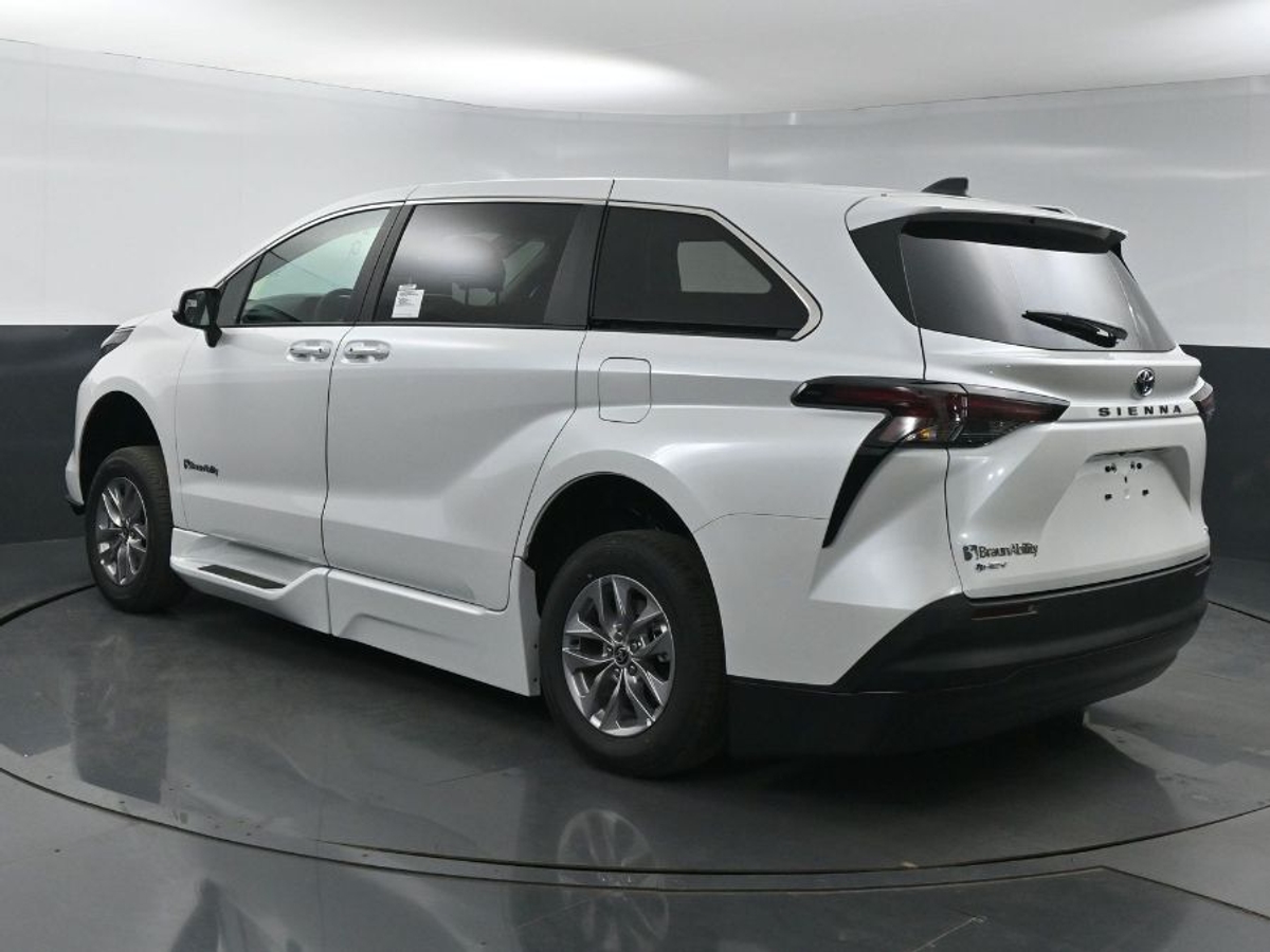 2025 TOYOTA SIENNA - Image 6