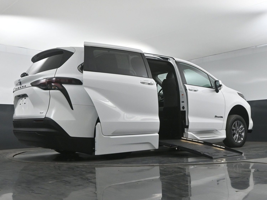 New 2025 Toyota Sienna Hybrid LE - BraunAbility Side Entry Entry Fold Out Automatic Ramp