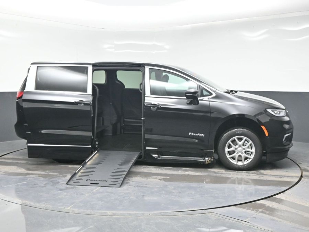 Black Chrysler Pacifica image number 6