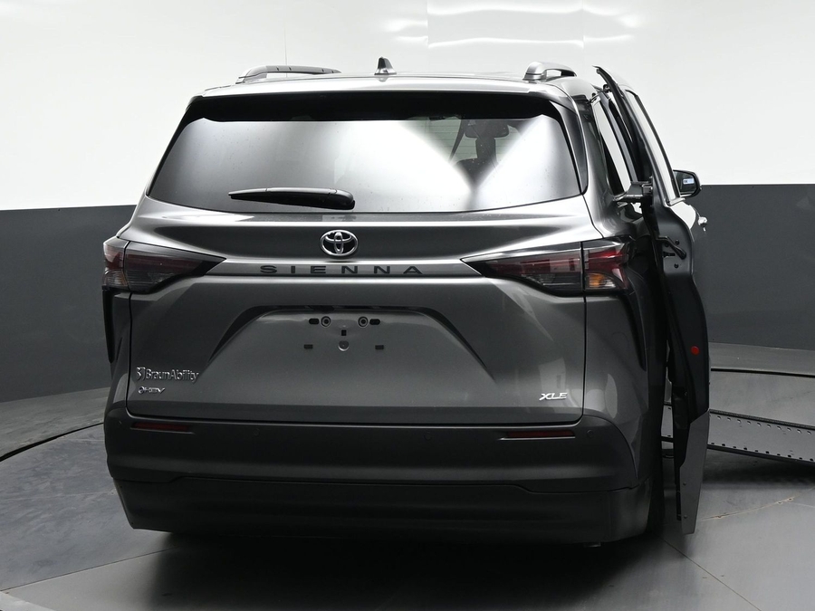 New 2026 Toyota Sienna Hybrid XLE Base - BraunAbility Side Entry In Floor Automatic Ramp