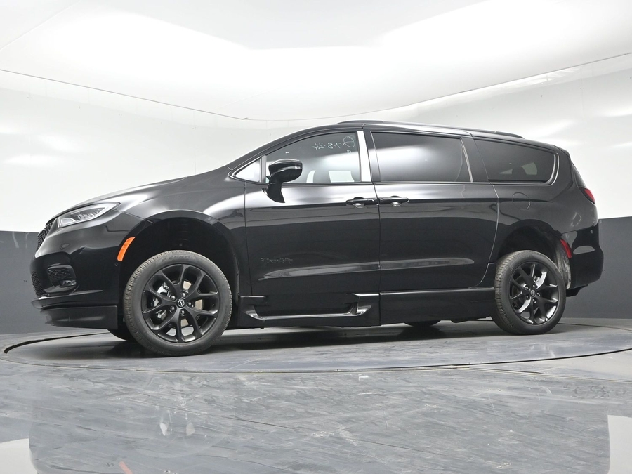 New 2026 Chrysler Pacifica Select Sport - BraunAbility Side Entry Fold Out Automatic Ramp