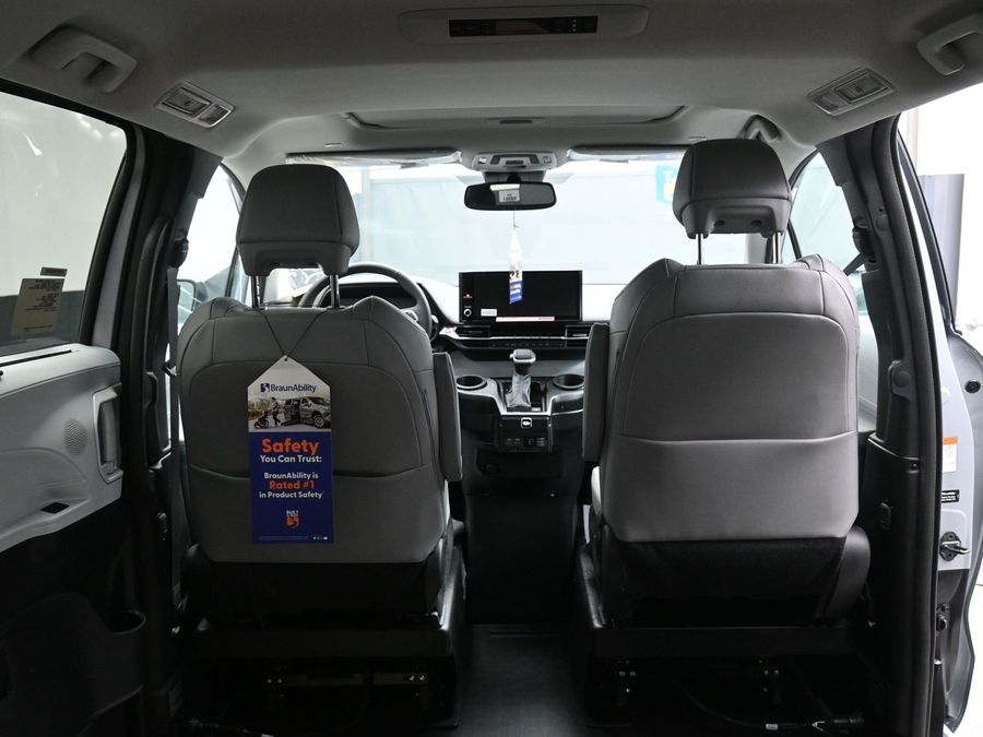Silver Toyota Sienna image number 14