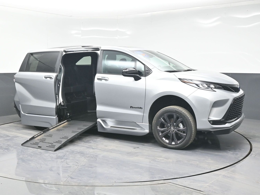New 2025 Toyota Sienna Hybrid XSE Sport - BraunAbility Side Entry Entry Fold Out Automatic Ramp