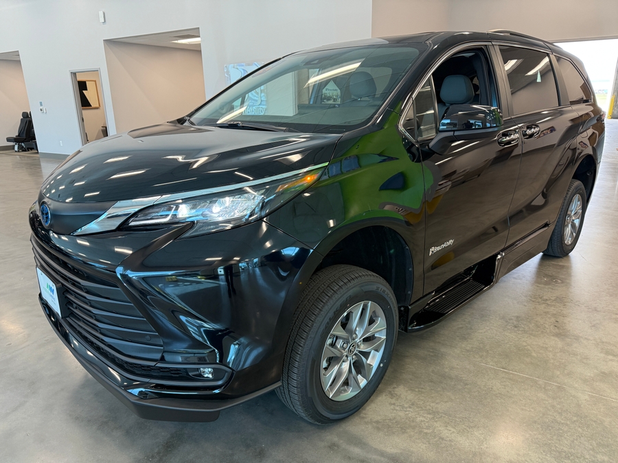 Black Toyota Sienna image number 6