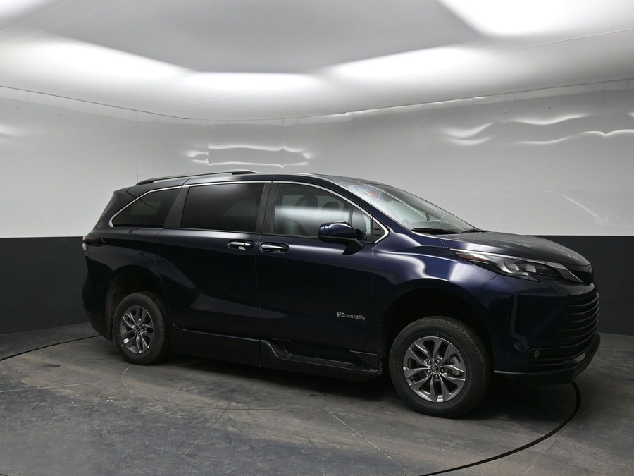 New 2026 Toyota Sienna Hybrid XLE Base - BraunAbility Side Entry In Floor Automatic Ramp