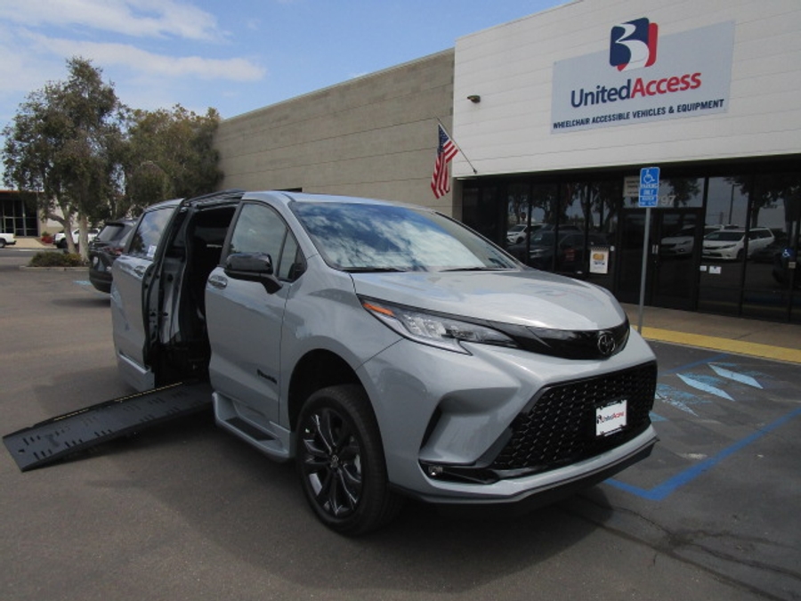 New 2026 Toyota Sienna Hybrid XSE Sport - BraunAbility Side Entry Fold Out Automatic Ramp