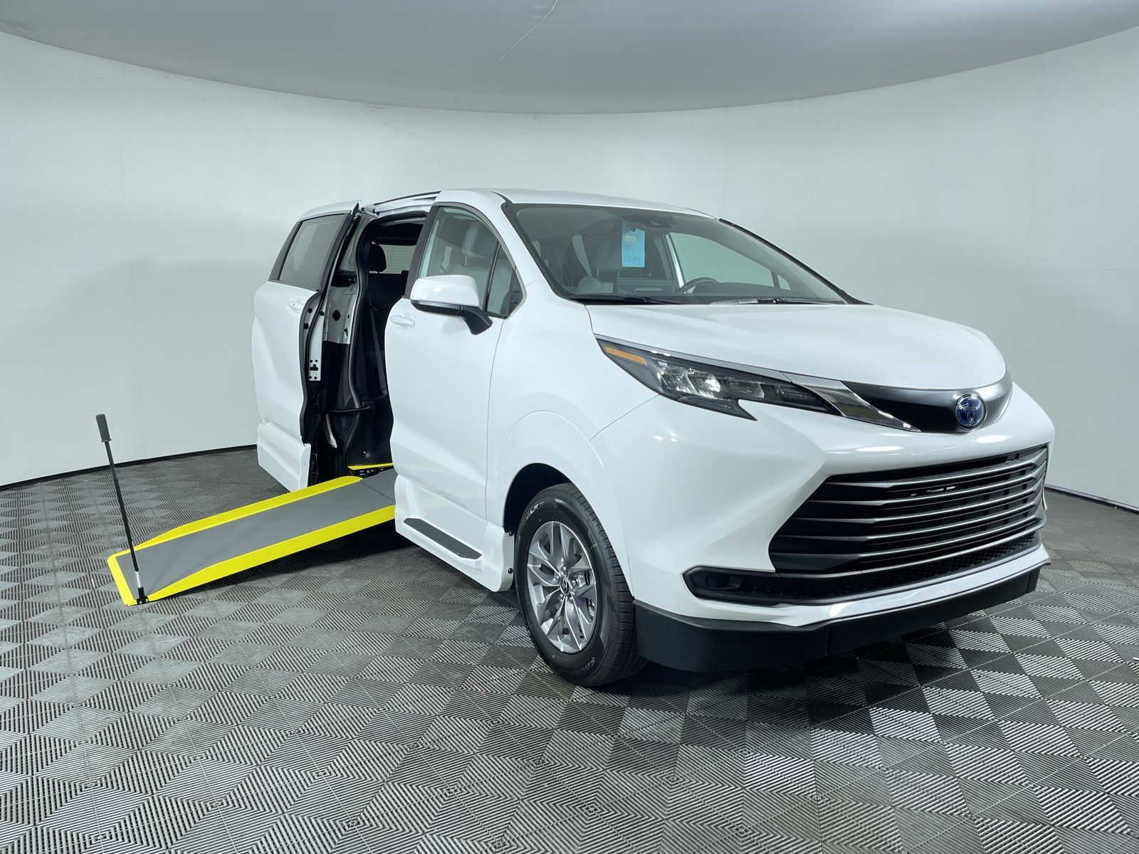 2025 Toyota Sienna AWD LE