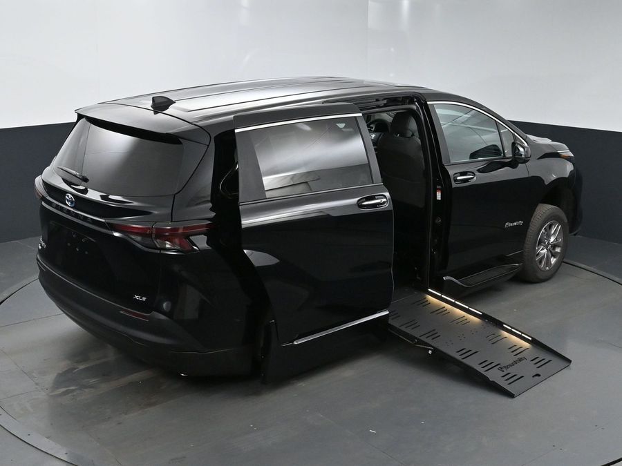 New 2025 Toyota Sienna Hybrid XLE Base - BraunAbility Side Entry Entry Fold Out Automatic Ramp
