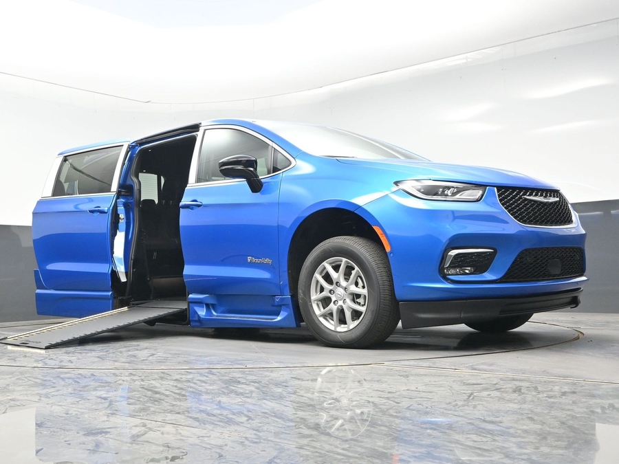 Blue Chrysler Pacifica image number 15