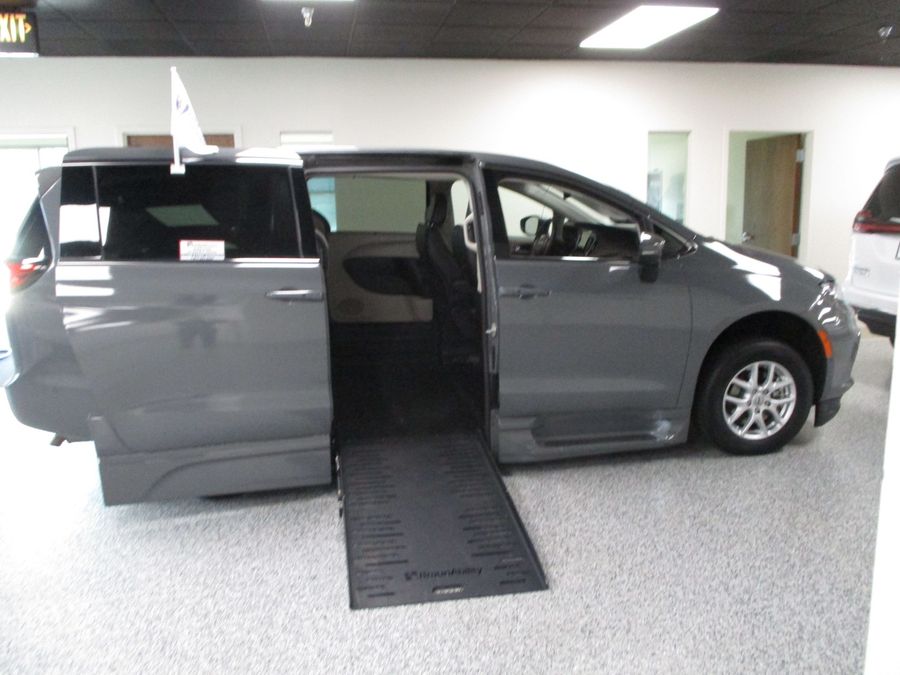 Used 2023 Chrysler Pacifica Touring L - BraunAbility Side Entry Entry Fold Out Automatic Ramp