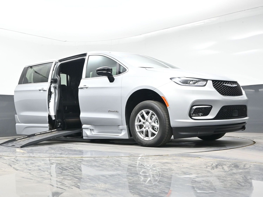 Silver Chrysler Pacifica image number 15