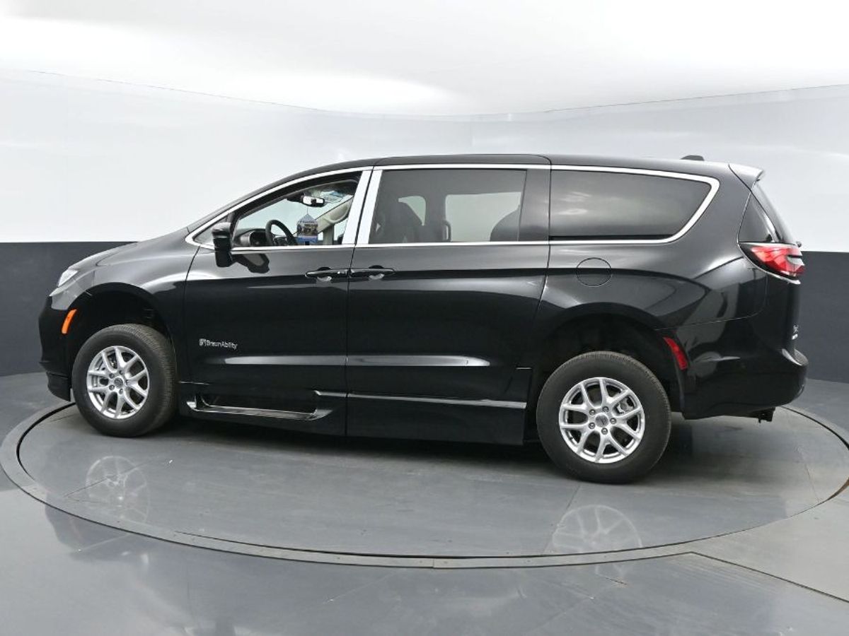Black Chrysler Pacifica image number 20