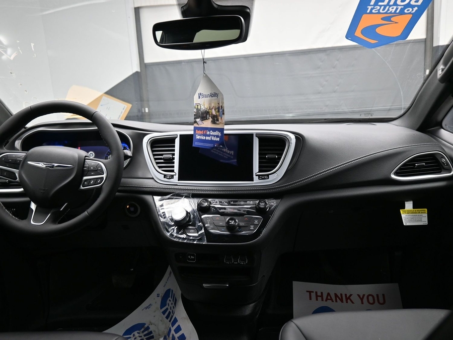 Black Chrysler Pacifica image number 12