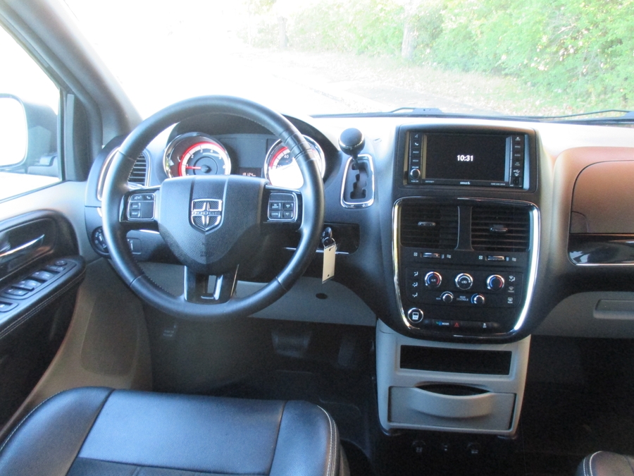 Grey Dodge Grand Caravan image number 17