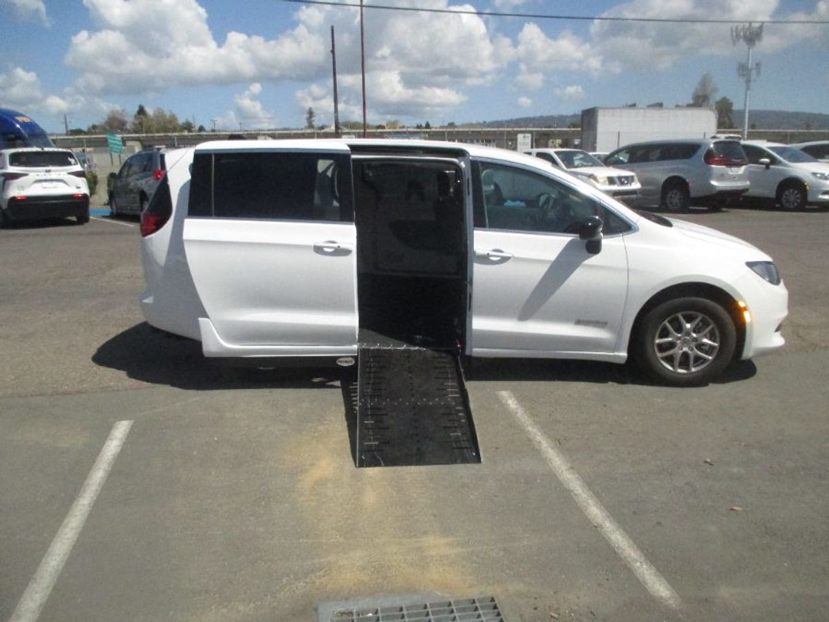 2024 CHRYSLER VOYAGER - Image 2