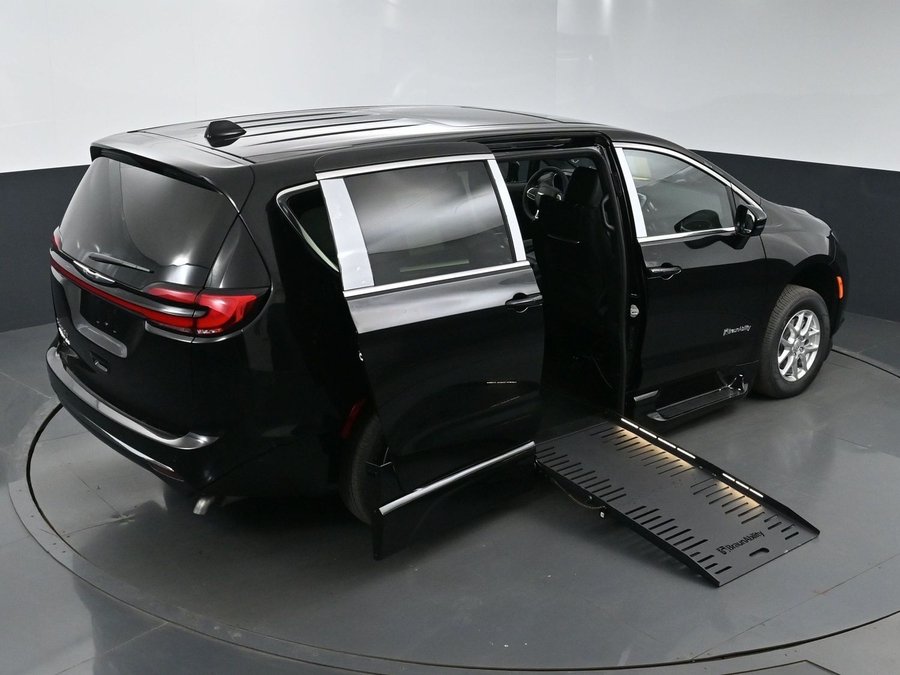 New 2025 Chrysler Pacifica Select Plus - BraunAbility Side Entry Entry Fold Out Automatic Ramp