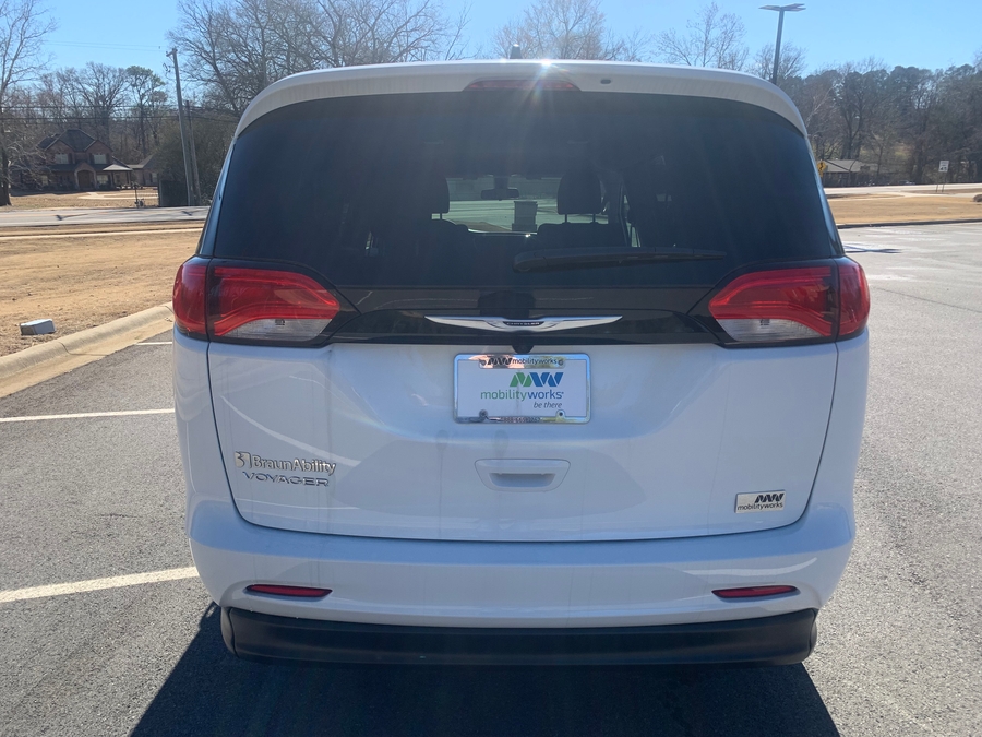 White Chrysler Pacifica image number 5