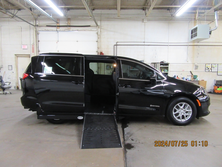 Black Chrysler Voyager image number 17