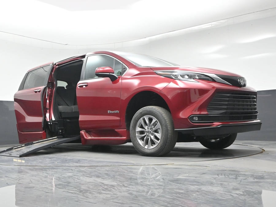 New 2026 Toyota Sienna Hybrid XLE Add - BraunAbility Side Entry Fold Out Automatic Ramp