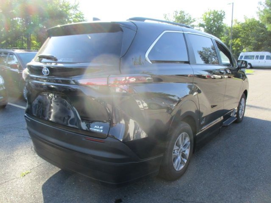 Black Toyota Sienna image number 6