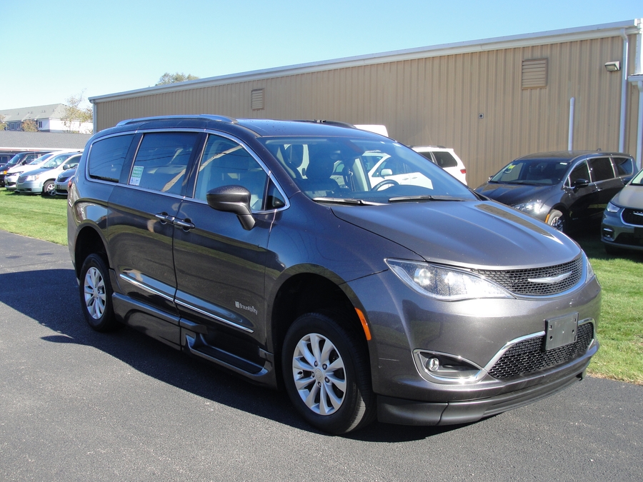 Grey Chrysler Pacifica image number 5
